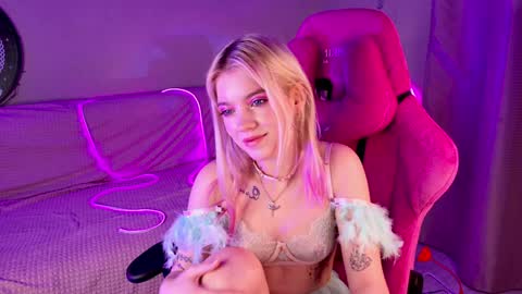 Snapshot of shawty_blonde chatting on January 2025 09:31:02 PM Lola online show from January 2025 09:31:02 PM