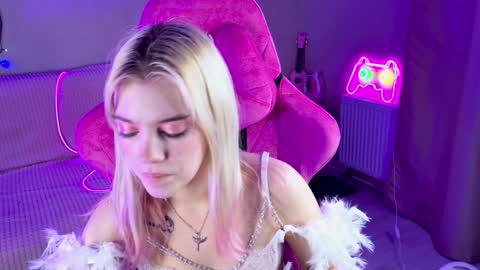 Snapshot of shawty_blonde chatting on January 2025 06:32:02 PM Lola online show from January 2025 06:32:02 PM