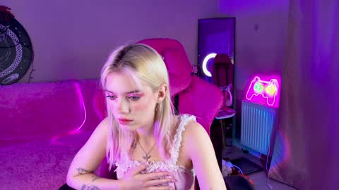 Snapshot of shawty_blonde chatting on January 2025 09:07:01 PM Lola online show from January 2025 09:07:01 PM