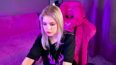 Snapshot of shawty_blonde chatting on February 2025 09:41:02 PM Lola online show from February 2025 09:41:02 PM