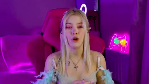 Snapshot of shawty_blonde chatting on February 2025 10:15:02 PM Lola online show from February 2025 10:15:02 PM