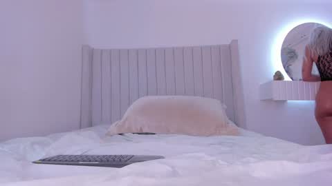shelynna_azzul online show from December 2024 02:52:01 AM