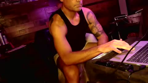 Snapshot of showingoff40 chatting on October 2025 01:23:02 PM Red4040 online show from October 2025 01:23:02 PM