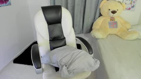 Snapshot of shy_angel4 chatting on December 2024 01:42:01 AM Nahomy online show from December 2024 01:42:01 AM