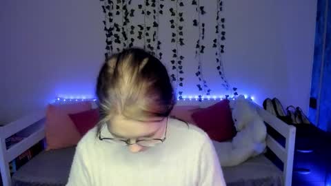 Snapshot of shy_elina01 chatting on October 2025 10:38:02 AM shy_elina01 online show from October 2025 10:38:02 AM