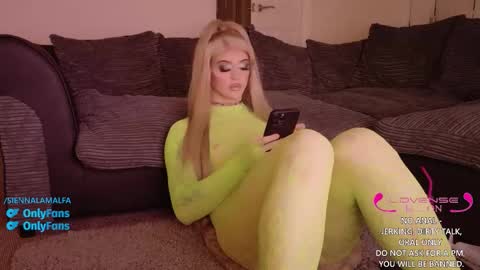 Snapshot of siennalamalfa chatting on October 2025 01:23:01 PM Sienna La Malfa online show from October 2025 01:23:01 PM