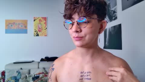 Snapshot of simone_4201 chatting on October 2025 01:20:01 PM Sim. online show from October 2025 01:20:01 PM