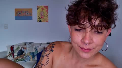 Snapshot of simone_4201 chatting on October 2025 04:51:01 PM Sim. online show from October 2025 04:51:01 PM