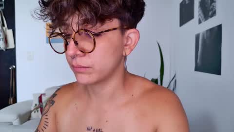 Snapshot of simone_4201 chatting on October 2025 01:45:02 PM Sim. online show from October 2025 01:45:02 PM