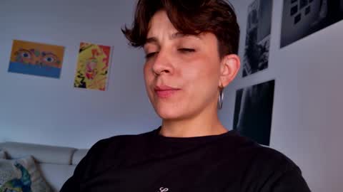 Snapshot of simone_4201 chatting on October 2025 09:52:01 PM Sim. online show from October 2025 09:52:01 PM