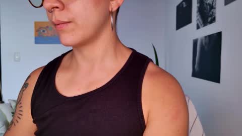 Snapshot of simone_4201 chatting on October 2025 01:02:02 PM Sim. online show from October 2025 01:02:02 PM