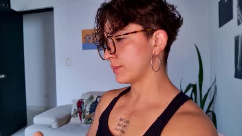 Snapshot of simone_4201 chatting on November 2025 06:30:01 PM Sim. online show from November 2025 06:30:01 PM