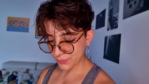 Snapshot of simone_4201 chatting on November 2025 03:54:01 PM Sim. online show from November 2025 03:54:01 PM