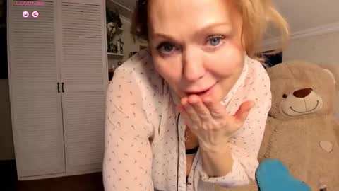 Simona online show from November 2025 10:28:01 AM