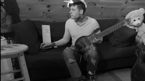 Snapshot of siphonophorstrings chatting on October 2025 03:48:02 AM Dustbunnyfoofoo online show from October 2025 03:48:02 AM