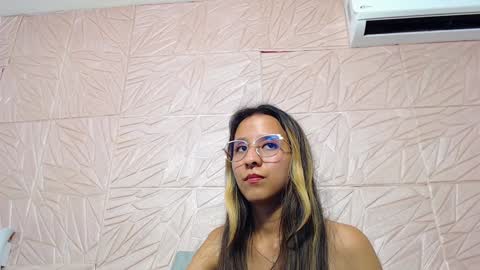 Snapshot of skinny_hottie18 chatting on January 2025 11:04:01 PM skinny_hottie18 online show from January 2025 11:04:01 PM