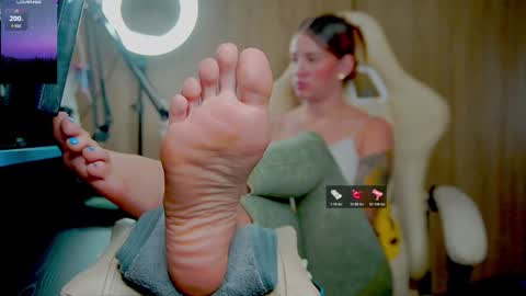 Snapshot of skinnygirl019 chatting on January 2025 12:28:01 AM GoddessSkinny online show from January 2025 12:28:01 AM