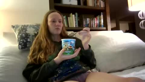 Snapshot of skywinters chatting on September 2025 12:12:01 AM Sky Winters online show from September 2025 12:12:01 AM