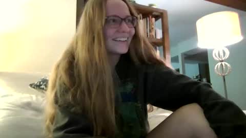 Snapshot of skywinters chatting on September 2025 09:42:01 PM Sky Winters online show from September 2025 09:42:01 PM