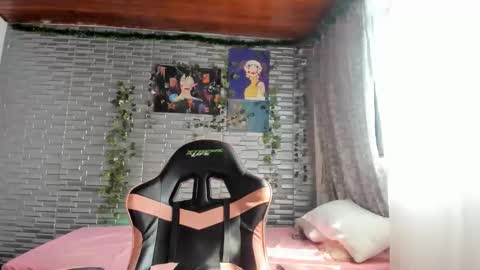 slone03 online show from October 2025 07:03:01 PM