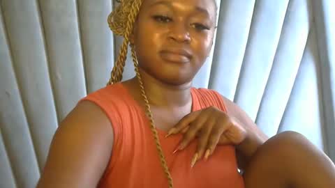 smiley_berry online show from November 2025 05:13:02 AM