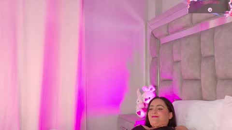 Snapshot of smiling__girl chatting on October 2025 06:43:01 PM online show from October 2025 06:43:01 PM