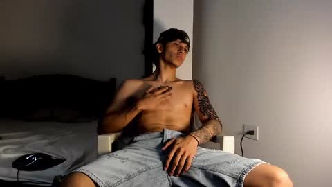 Snapshot of snakebutterfly chatting on January 2025 06:59:01 AM snakebutterfly online show from January 2025 06:59:01 AM