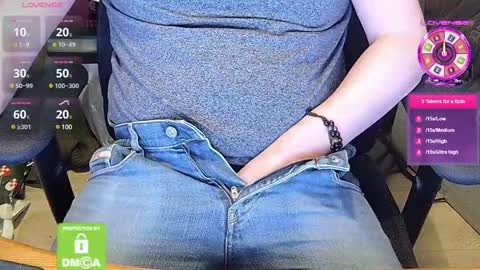 Snapshot of sneakybill82 chatting on February 2025 06:45:01 PM Sneakybill online show from February 2025 06:45:01 PM