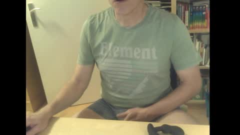 Snapshot of sneaxfreund chatting on March 2025 10:27:02 PM sneaxfreund online show from March 2025 10:27:02 PM