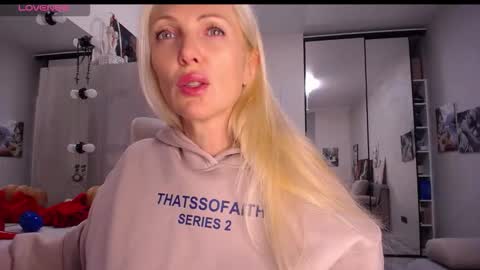 Snapshot of so_sexy_monna chatting on November 2025 06:21:01 PM Monna online show from November 2025 06:21:01 PM