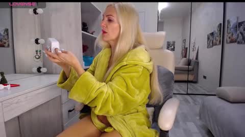 Snapshot of so_sexy_monna chatting on November 2025 06:42:02 PM Monna online show from November 2025 06:42:02 PM