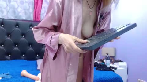 Snapshot of sophia_ny chatting on February 2025 12:09:01 AM SOPHIA online show from February 2025 12:09:01 AM