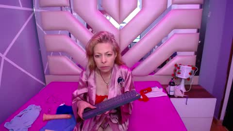 Snapshot of sophia_ny chatting on February 2025 09:59:01 PM SOPHIA online show from February 2025 09:59:01 PM