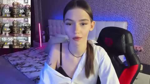 Snapshot of sophiecherrie chatting on February 2025 07:05:01 AM Sophie online show from February 2025 07:05:01 AM
