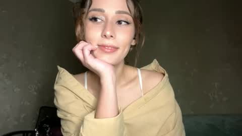 Snapshot of sophiedescoteaux chatting on October 2025 07:11:02 PM Mira online show from October 2025 07:11:02 PM