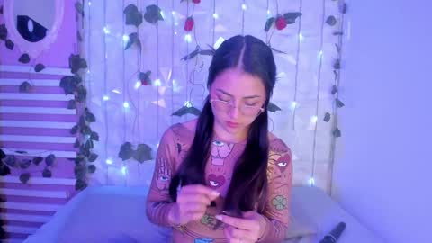 Snapshot of sophy_smilesweet chatting on December 2024 04:21:02 PM SOPHY ROGERS online show from December 2024 04:21:02 PM