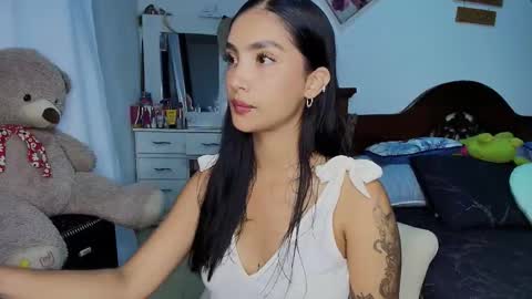 Snapshot of stefanny_pllus chatting on October 2025 12:19:01 AM Im MiaIts my first day here online show from October 2025 12:19:01 AM