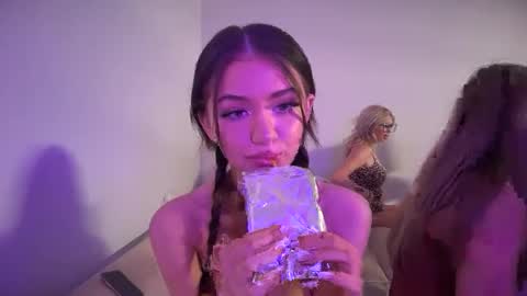 stellapearl online show from September 2025 05:41:02 AM