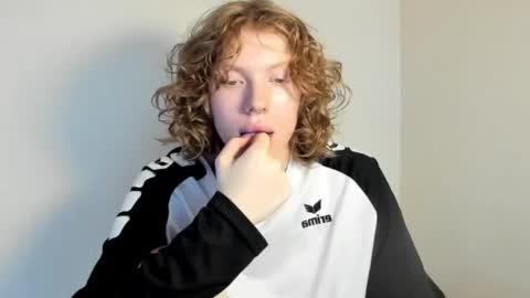 Snapshot of stellaswen chatting on November 2025 08:13:01 AM S T E L L A online show from November 2025 08:13:01 AM