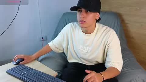 stivenbenet1 online show from September 2025 04:41:01 PM