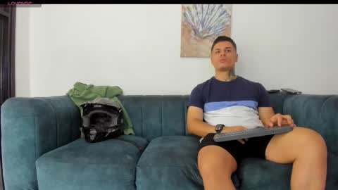 Snapshot of straight__friends chatting on October 2025 01:44:01 PM straight__friends online show from October 2025 01:44:01 PM