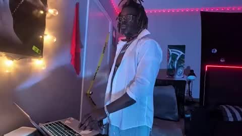 Snapshot of suavechocolatecity chatting on November 2025 08:31:01 AM Hot Chocolate online show from November 2025 08:31:01 AM