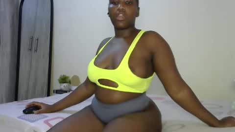 Snapshot of sucker_queen chatting on October 2025 08:59:01 AM Beverly online show from October 2025 08:59:01 AM