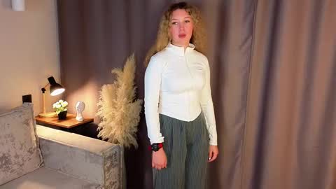 Snapshot of sueholt chatting on November 2025 01:15:01 PM Sue online show from November 2025 01:15:01 PM