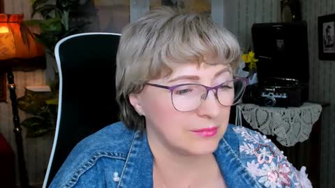 Vivien online show from December 2024 01:03:01 PM