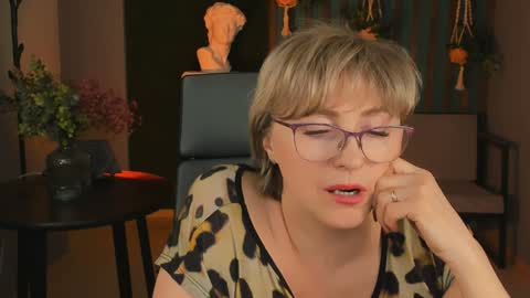 Vivien online show from December 2024 06:30:02 PM