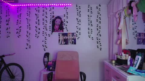 Snapshot of sunset_pienk chatting on September 2025 05:00:01 AM Sunset online show from September 2025 05:00:01 AM