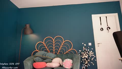 Snapshot of surfergirl121 chatting on October 2025 04:38:01 PM Allie online show from October 2025 04:38:01 PM