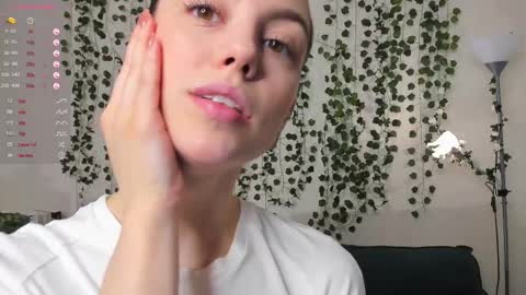 Snapshot of sweet_and_flirt chatting on October 2025 07:30:02 AM Alice online show from October 2025 07:30:02 AM