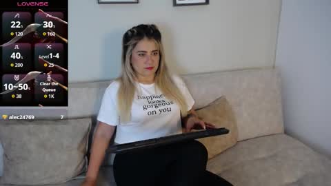 Snapshot of sweet_bella_valery_ chatting on October 2025 09:46:01 PM Bella Valery online show from October 2025 09:46:01 PM